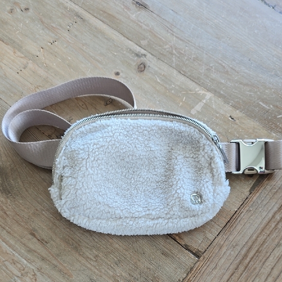 Lululemon Everywhere Fleece Belt Bag - Picture 1 of 8